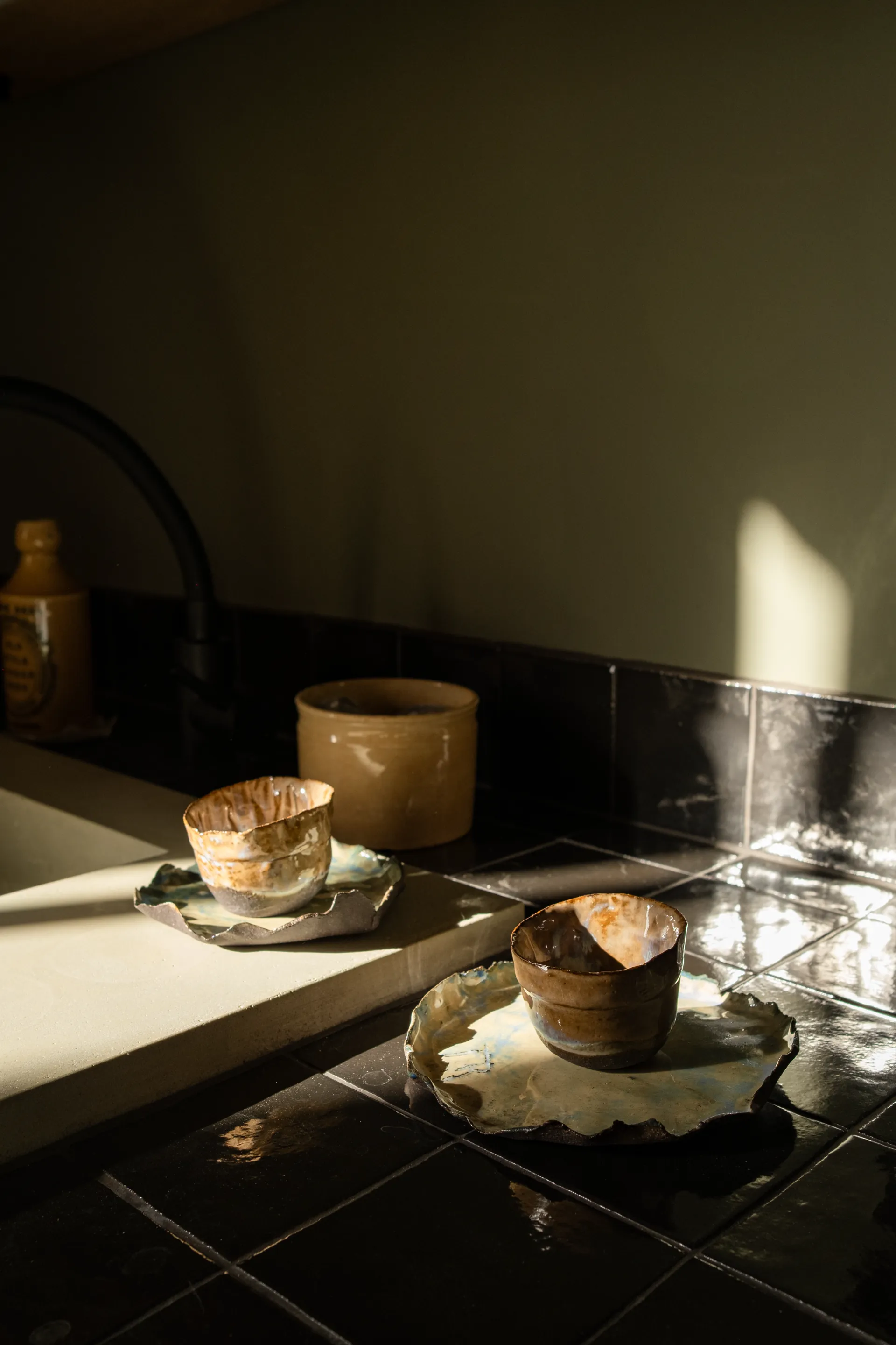 Vue extérieure de la boutique au crépuscule